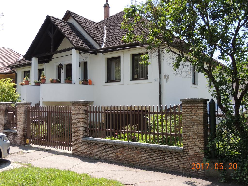 Eszter Apartman Егер Екстериор снимка
