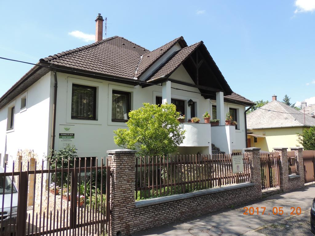 Eszter Apartman Егер Екстериор снимка