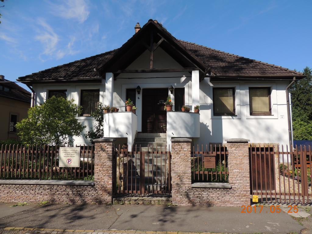 Eszter Apartman Егер Екстериор снимка
