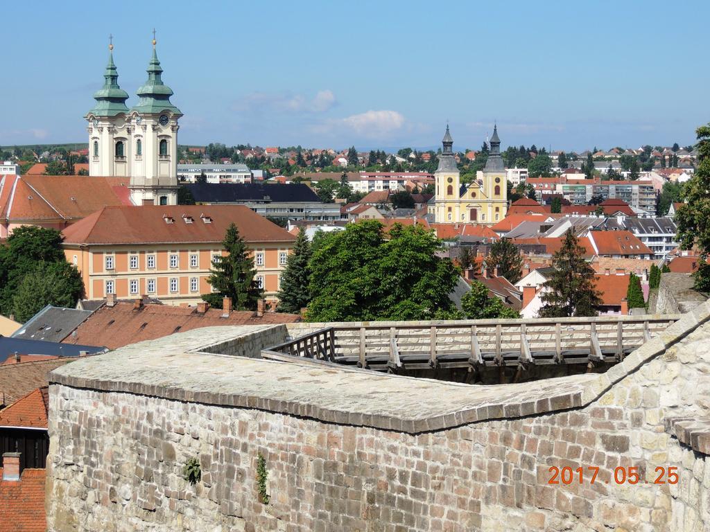 Eszter Apartman Егер Екстериор снимка