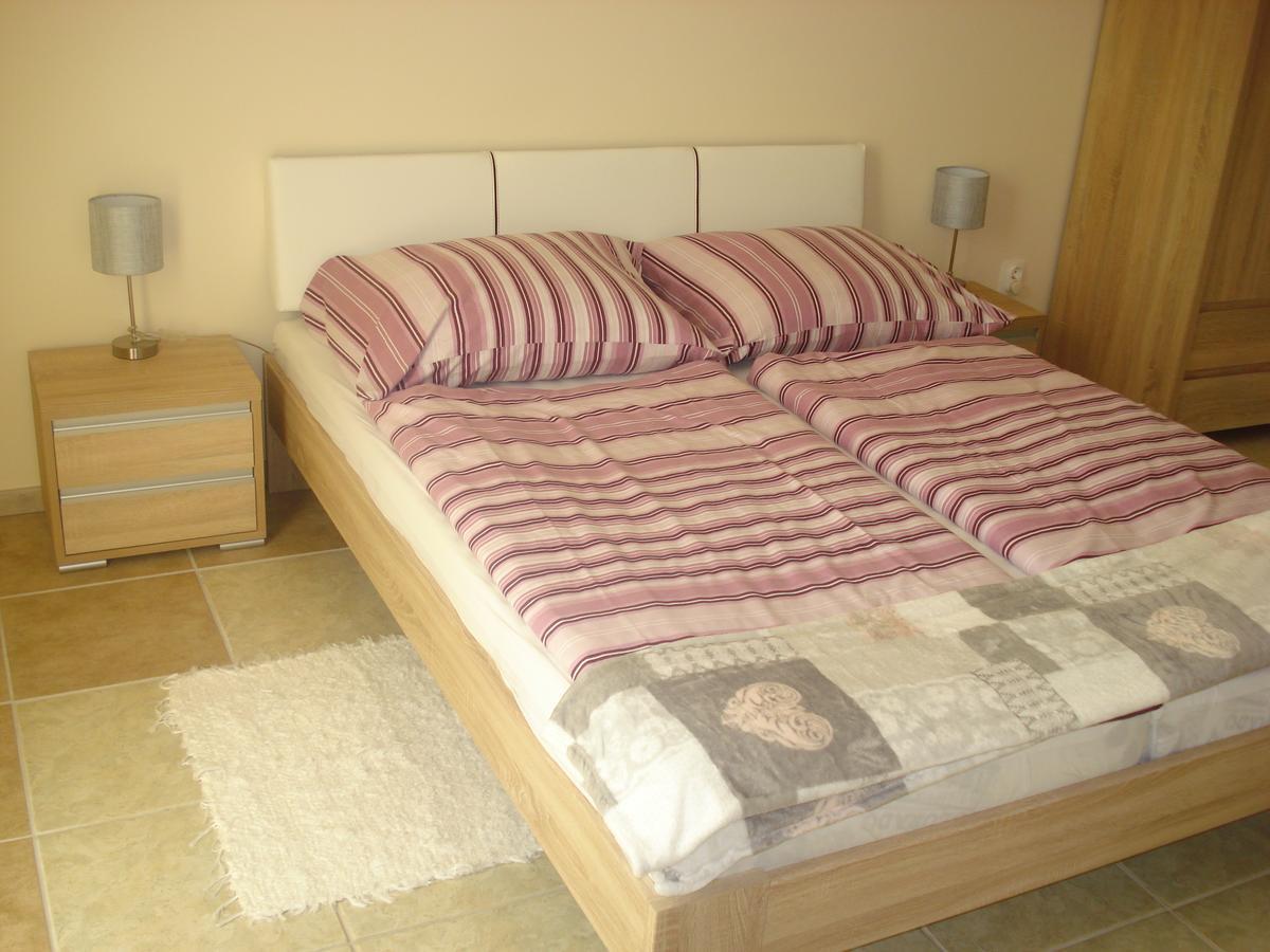 Eszter Apartman Егер Екстериор снимка