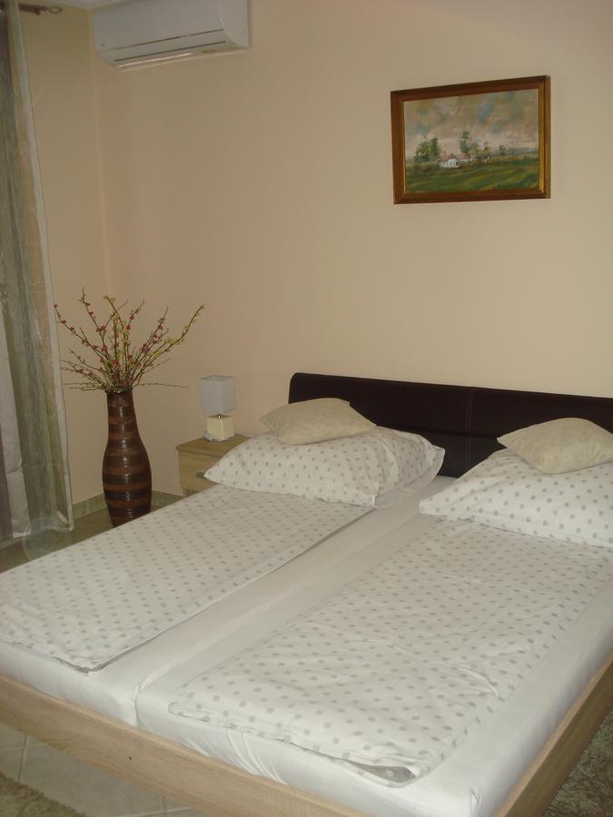 Eszter Apartman Егер Екстериор снимка